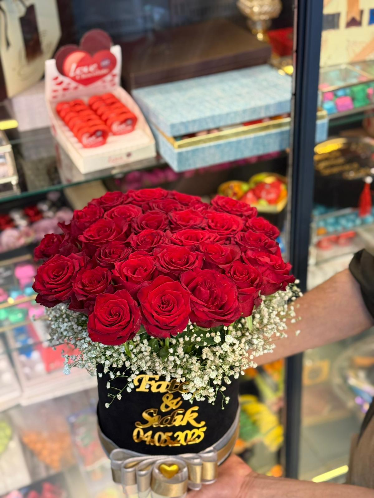 KUTU İÇERİSİNDE 40 ADET KIRMIZI GÜL